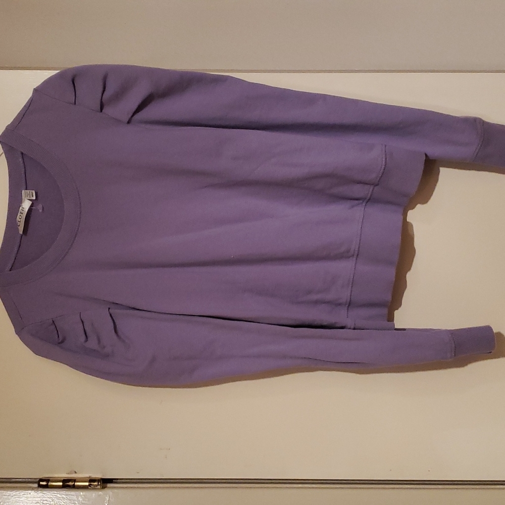 Puffed shoulder sweater has a small whole